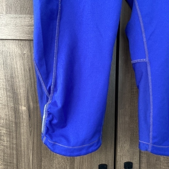 ATHLETA Dobby Be Free Knickers Cropped Capri Leggings Size Medium - Picture 5 of 12